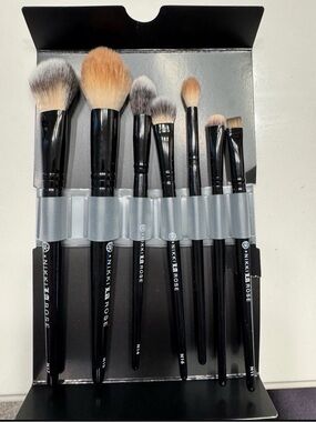 Nikki Rose 8-Piece Women's Makeup Brush Set in Black with Assorted Bristle Tones
